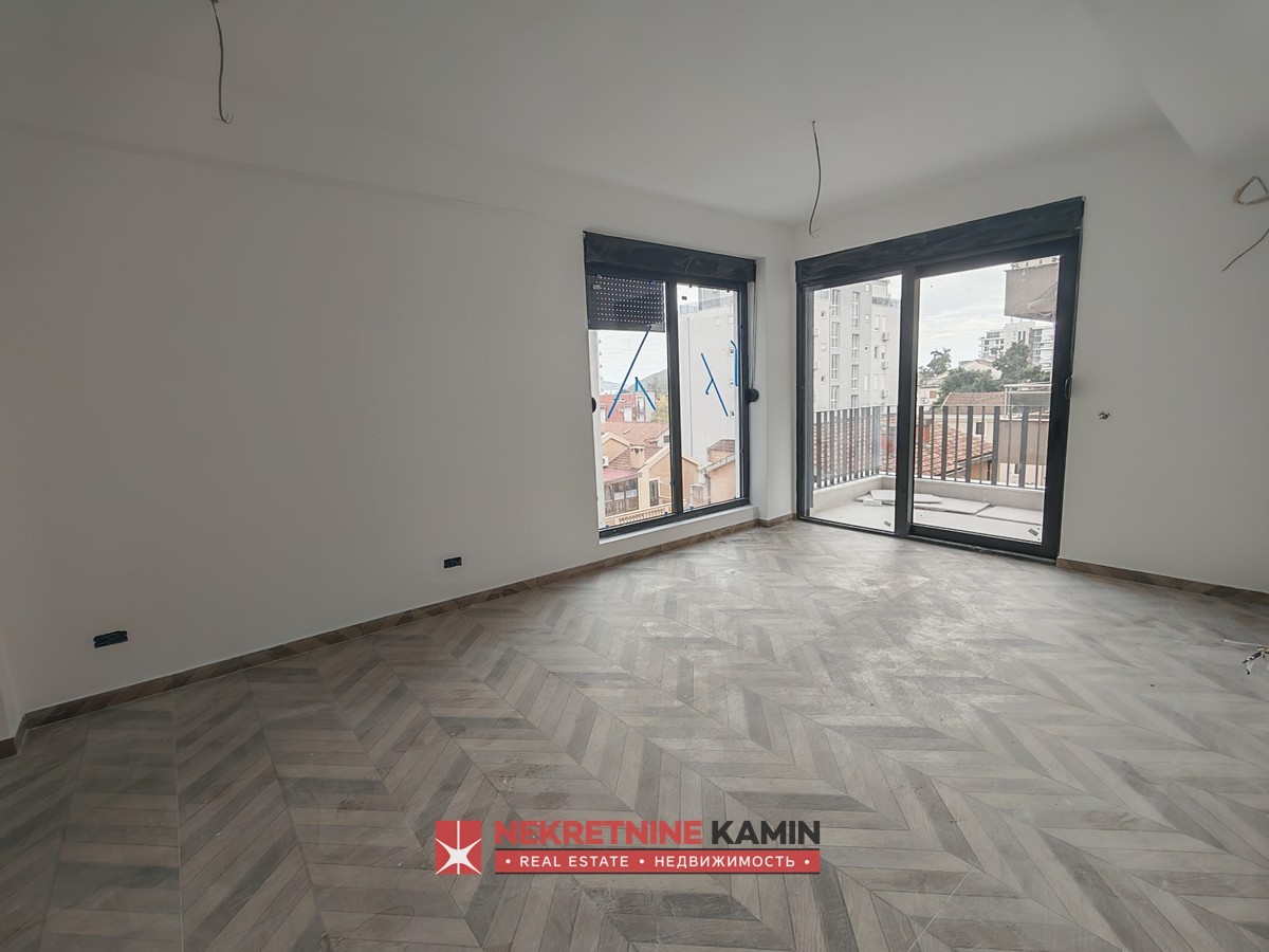 Dvosoban stan u centru grada,400m od mora- završna faza gradnje, Budva 